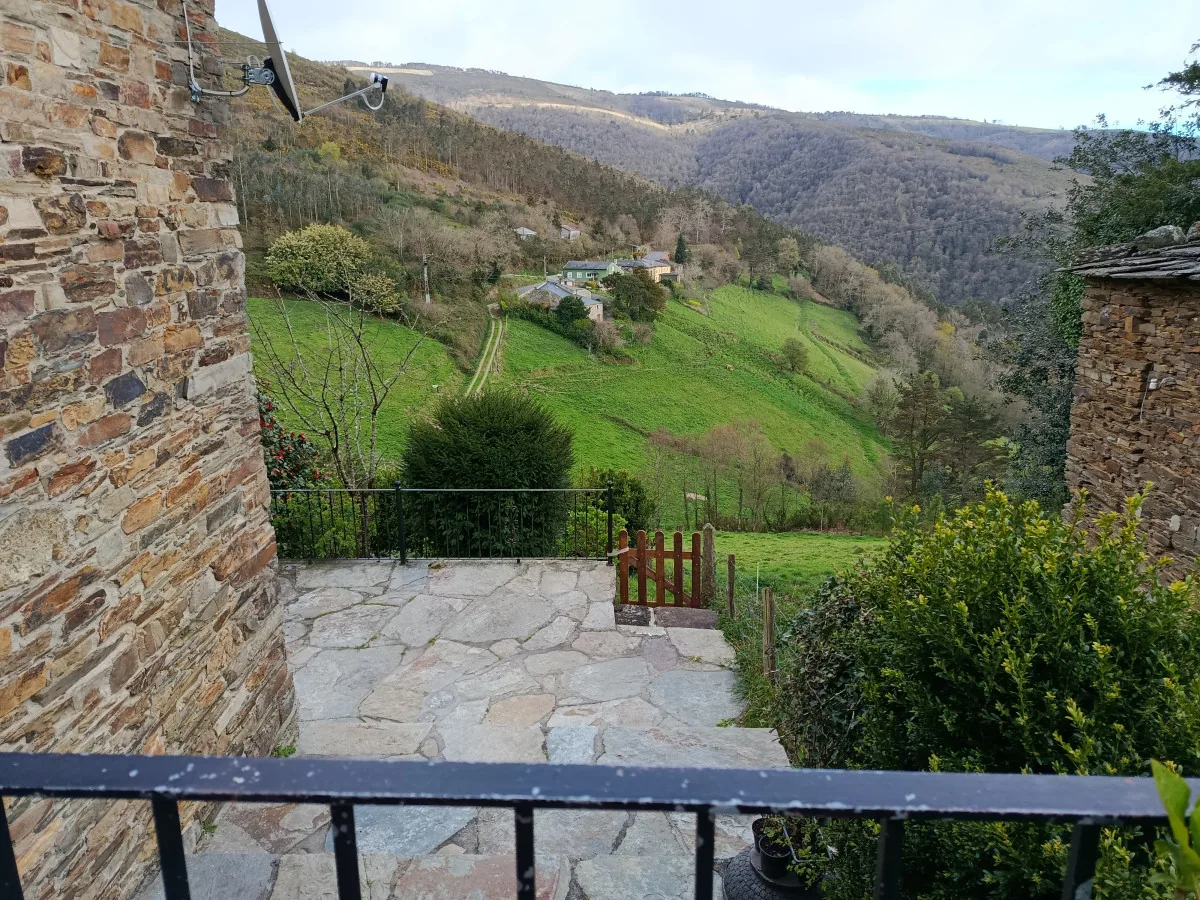 Terraza de Casa El Teixo con vistas al valle en Taramundi