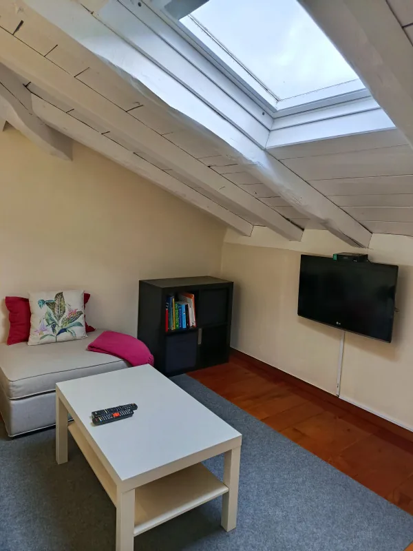 Pequeña sala abuhardillada de Casa El Teixo